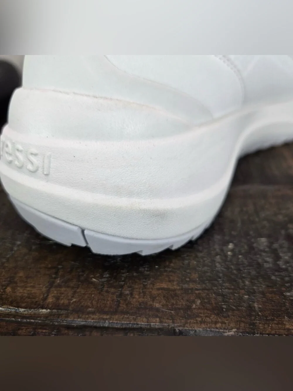 EUC Vessi - Stormburst Lowtop Womens Waterproof Shoes in White - Size 7